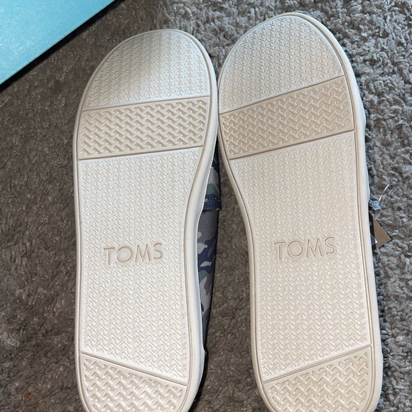 Toms NWT - Picture 4 of 4